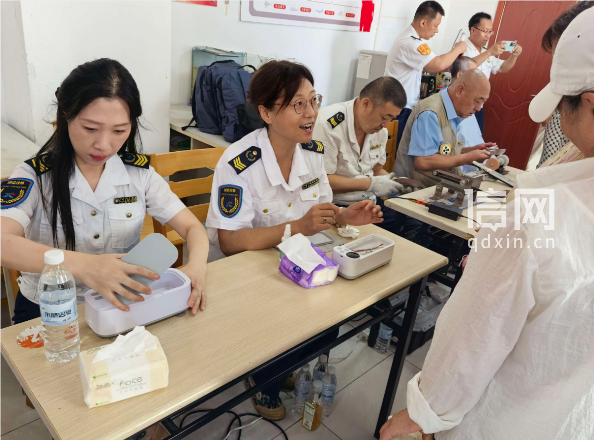 志愿者褚妮娜(左一)、解玮玮(左二)为居民清洗眼镜。(来源:信网)
