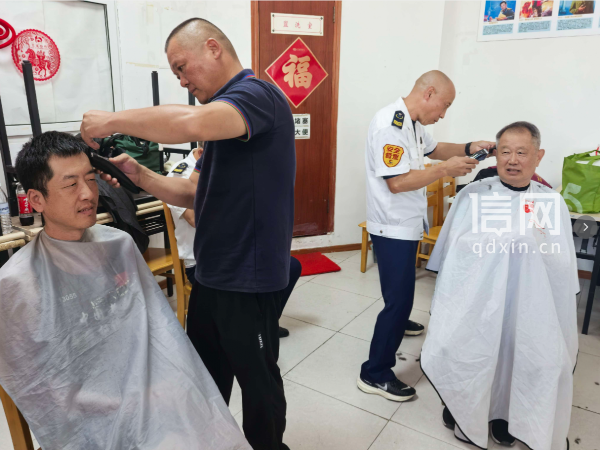 志愿者刘振鹏(左)、周刚(右)为居民理发。(来源:信网)