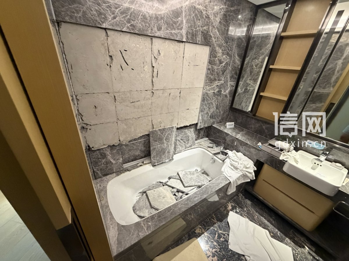 浴室墙砖脱落后现场相关照片。（来源：受访者）