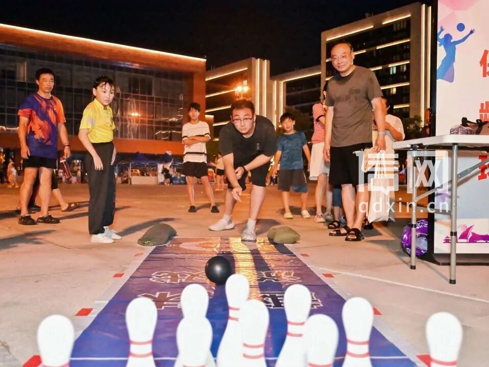 市民现场参与保龄球趣味活动。（来源：青岛市体育局）