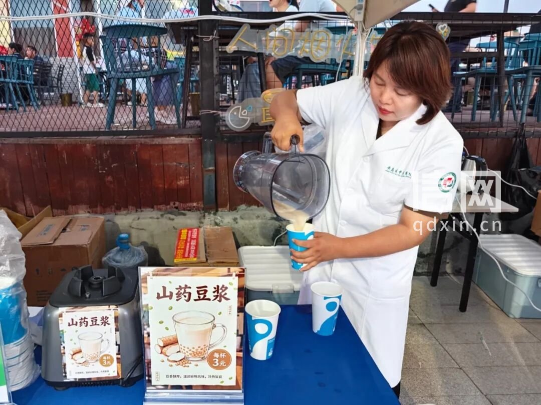 工作人员在售卖山药豆浆。（来源：金沙滩啤酒城）