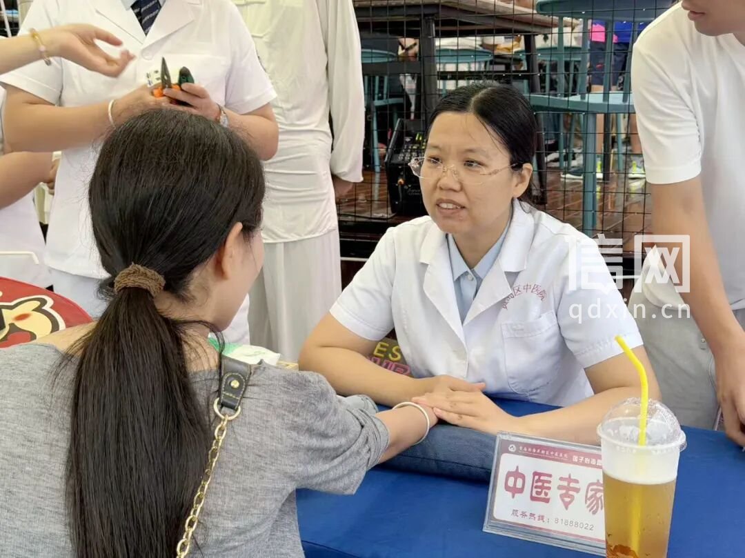 中医专家现场为游客把脉义诊。（来源：金沙滩啤酒城）