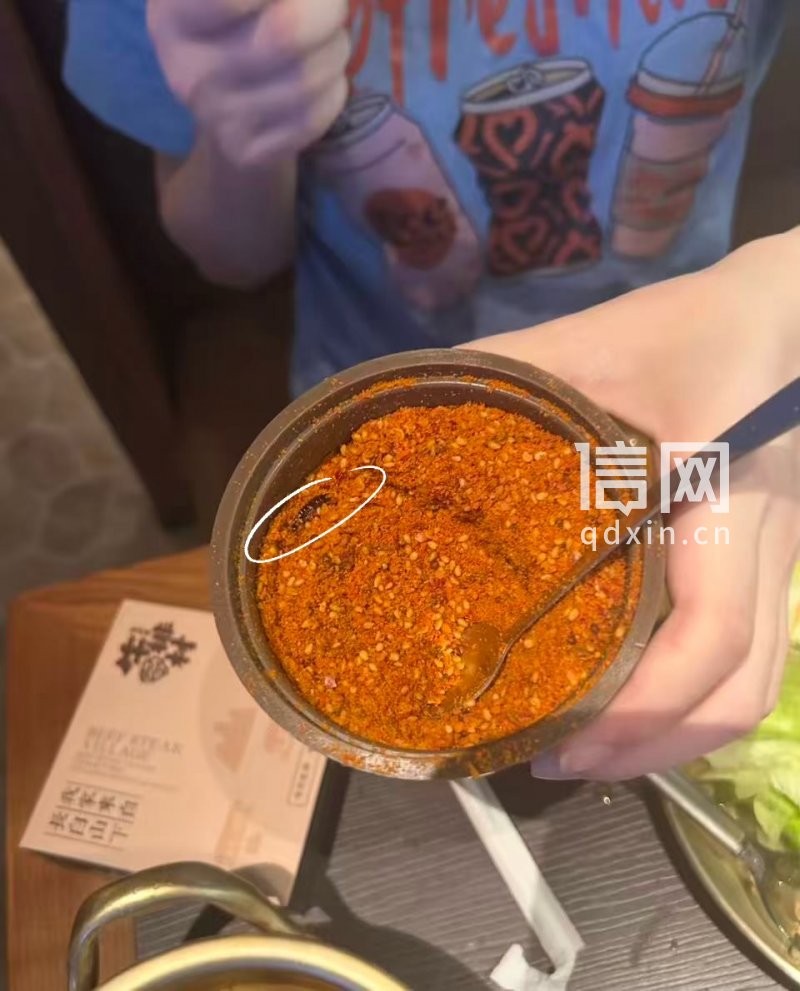 蘸料内的活虫。（来源：受访者）