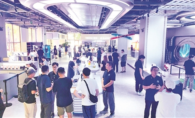 青岛中山路打造未来科技体验长廊 具身智能与脑机接口落地
