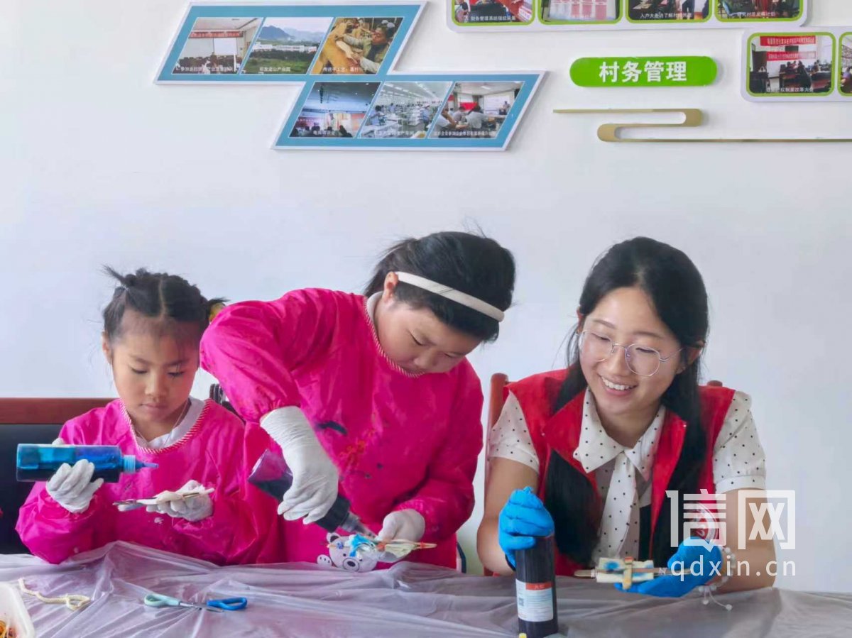 志愿者教孩子们制作手工。（来源：即墨区委宣传部）