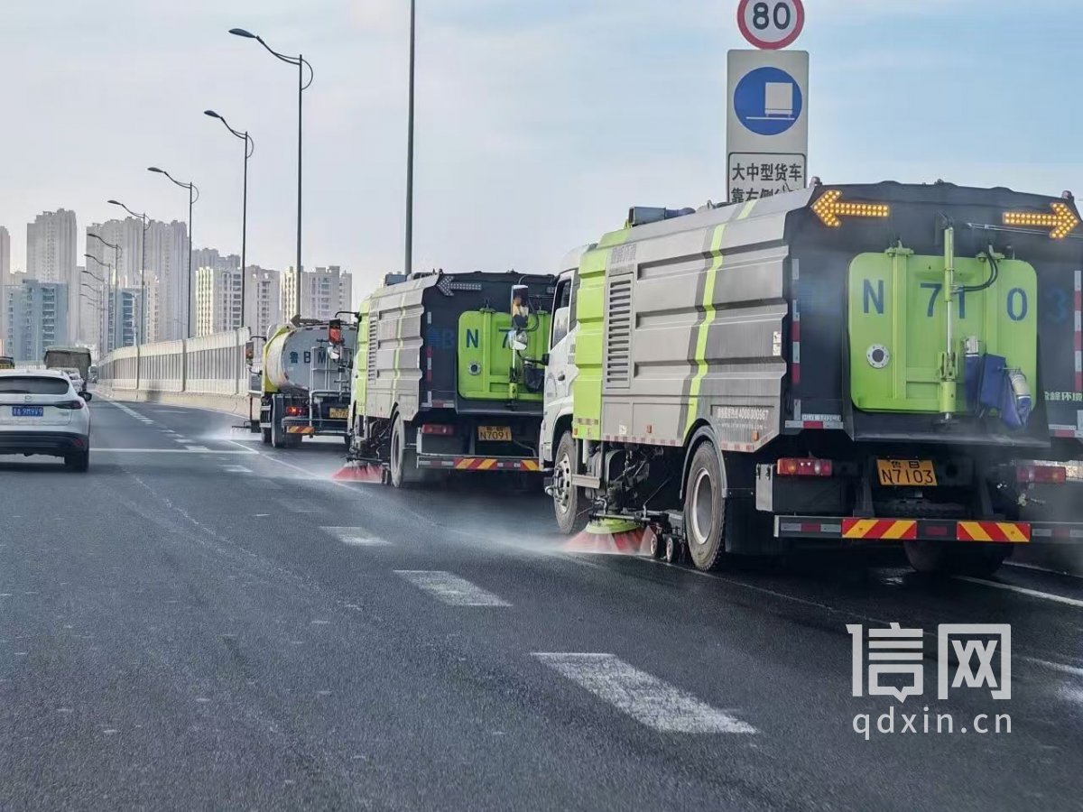 洗扫车在清洁道路。（来源：青岛市城市管理局）