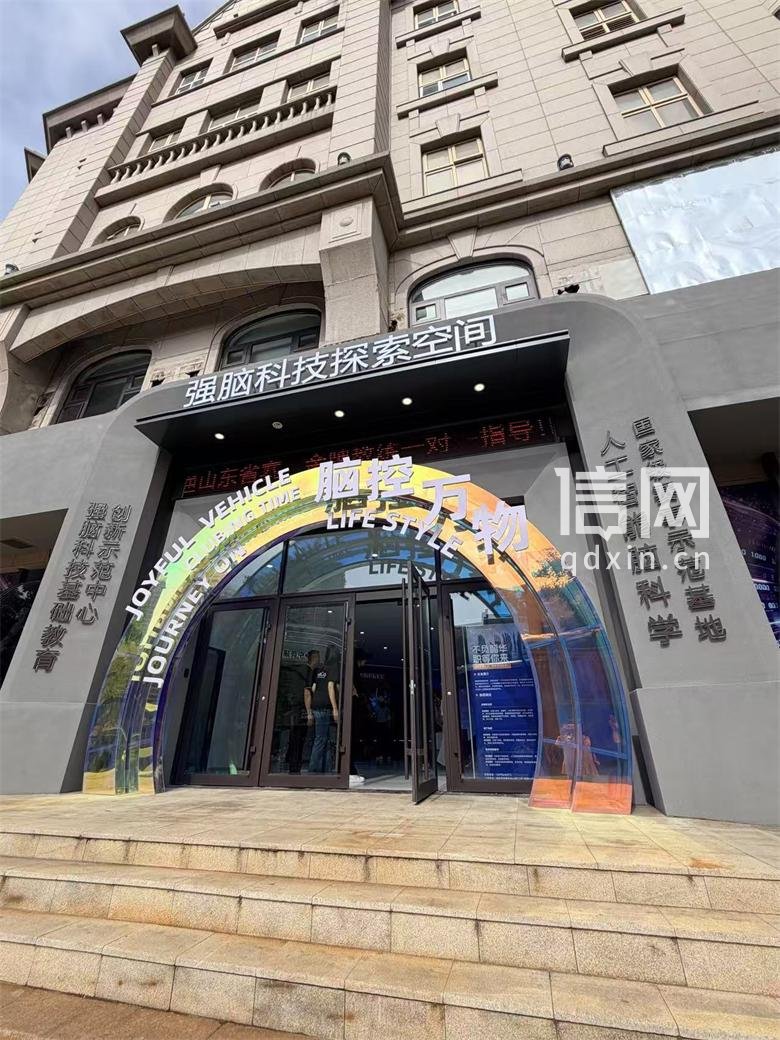 历史城区里一样可以新添代表着未来的新元素。（来源：信网 于晓 摄）