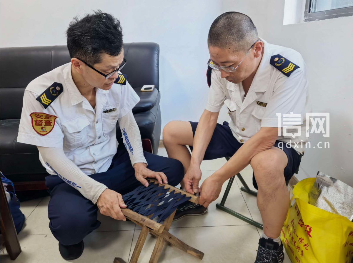 志愿者刘洪波（左）、陈笑（右）为居民穿马扎。（来源：信网）