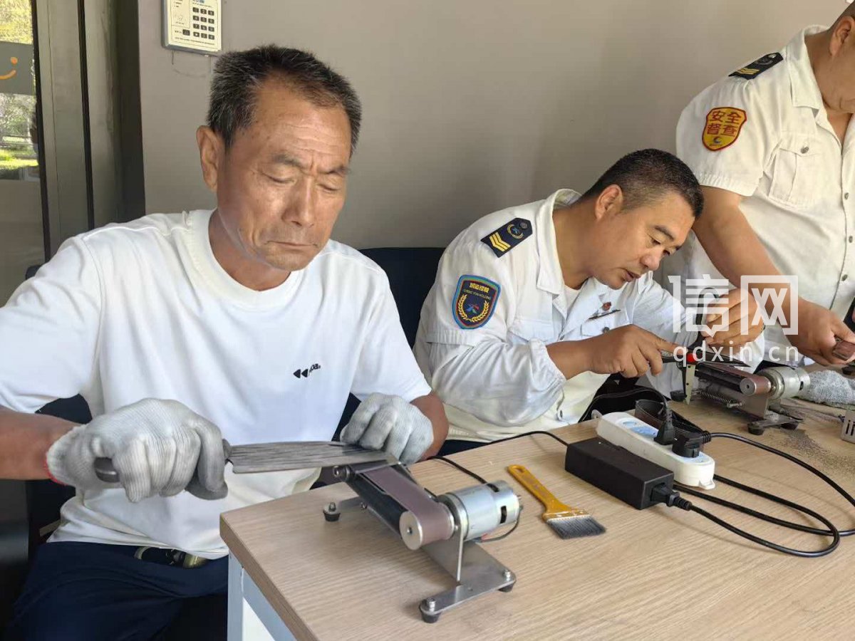 志愿者肖承乐（左）、徐洪洋（右）为居民磨刀。（来源：信网）