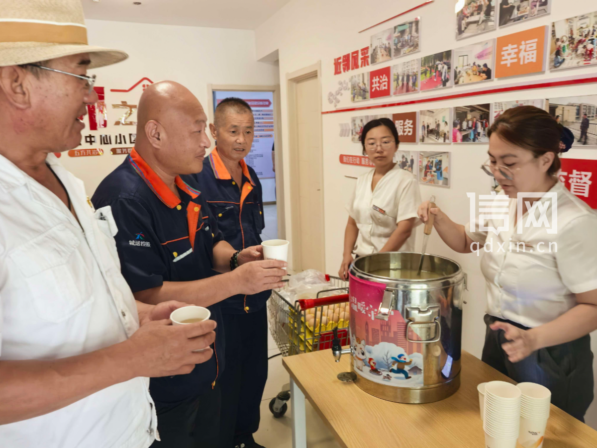 社区为志愿者准备了绿豆汤解暑。（来源：信网）