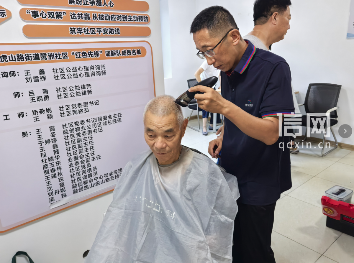 志愿者胡孝涛为居民理发。（来源：信网）