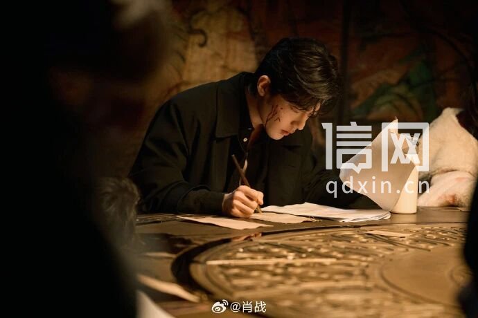 演员肖战微博发布剧照（来源：青岛市文化和旅游局）