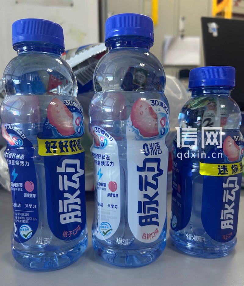 桃子味脉动由左到右购买渠道分别为赵一鸣、商超、好想来。（来源：信号新闻）