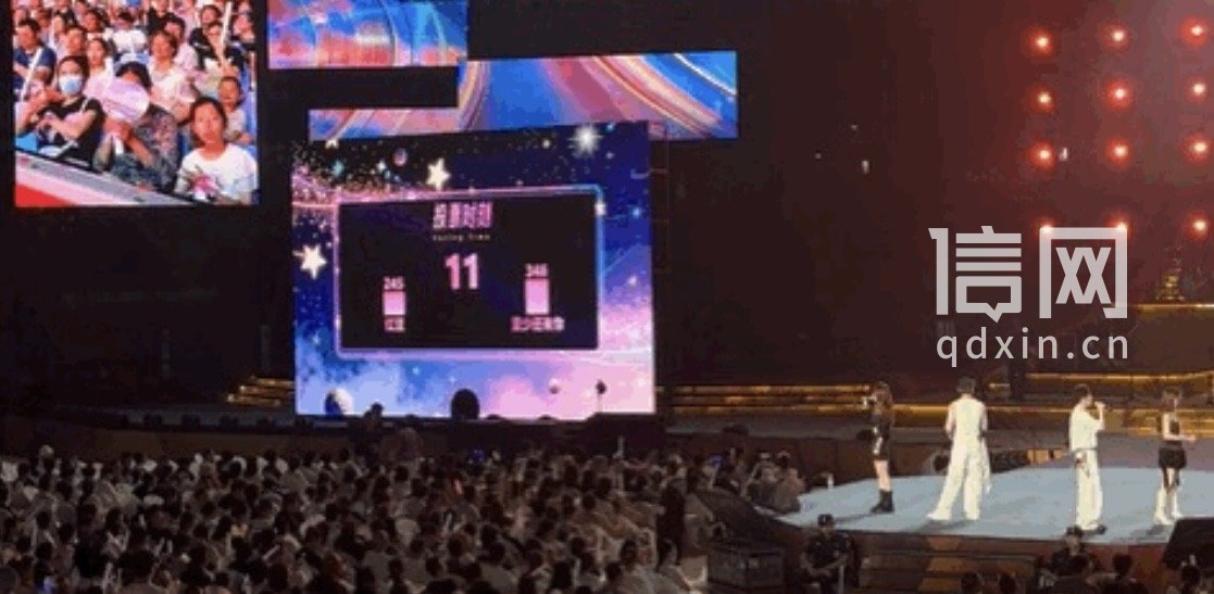 现场可实时投票决定歌手演唱曲目。（来源：金沙滩啤酒城）