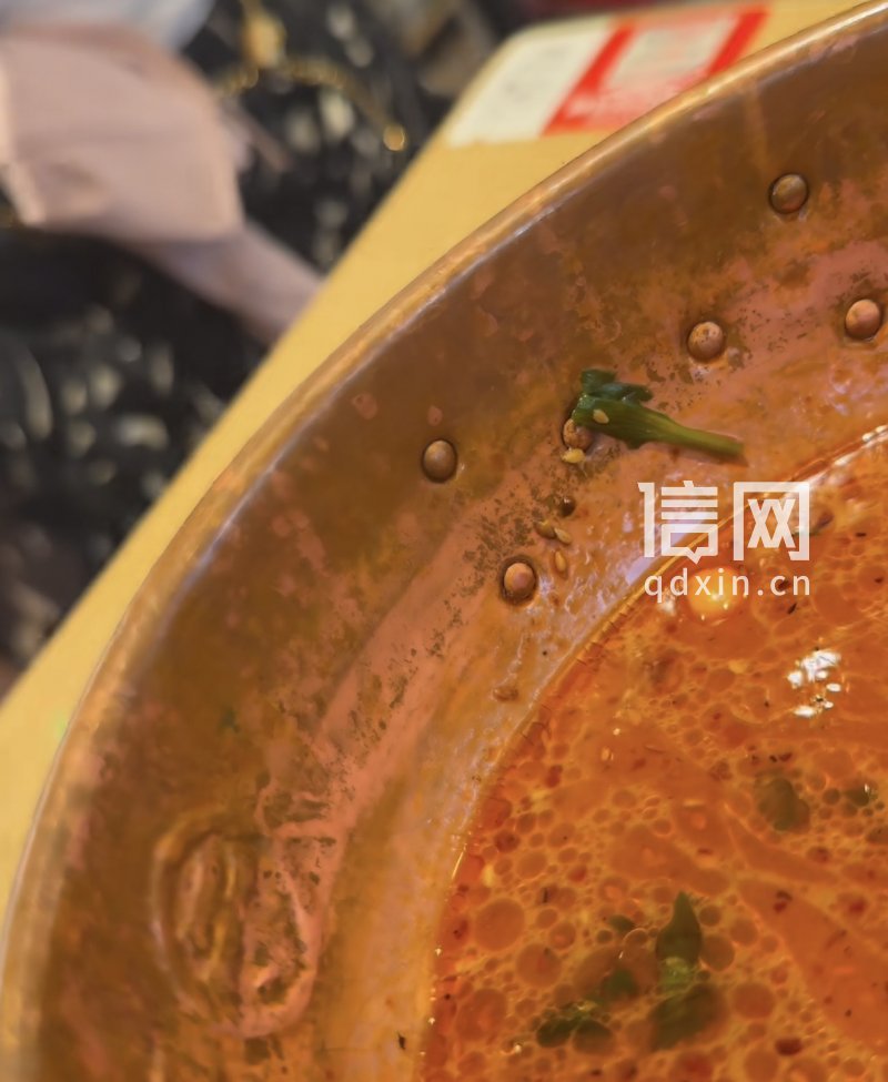 铜锅内壁上有一层绿色的污垢。（来源：受访者）