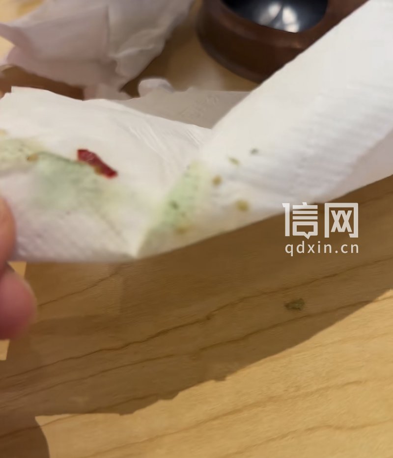 擦过锅的纸巾上有绿色锈迹。（来源：受访者）