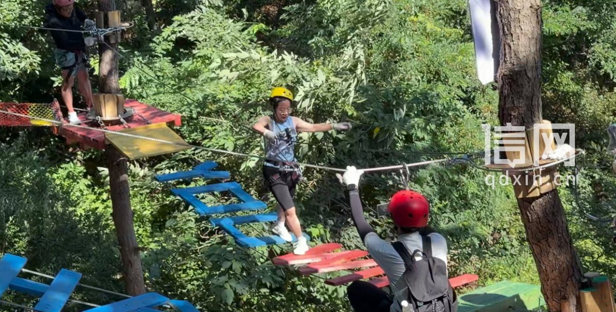 丛林穿越。（来源：信网）