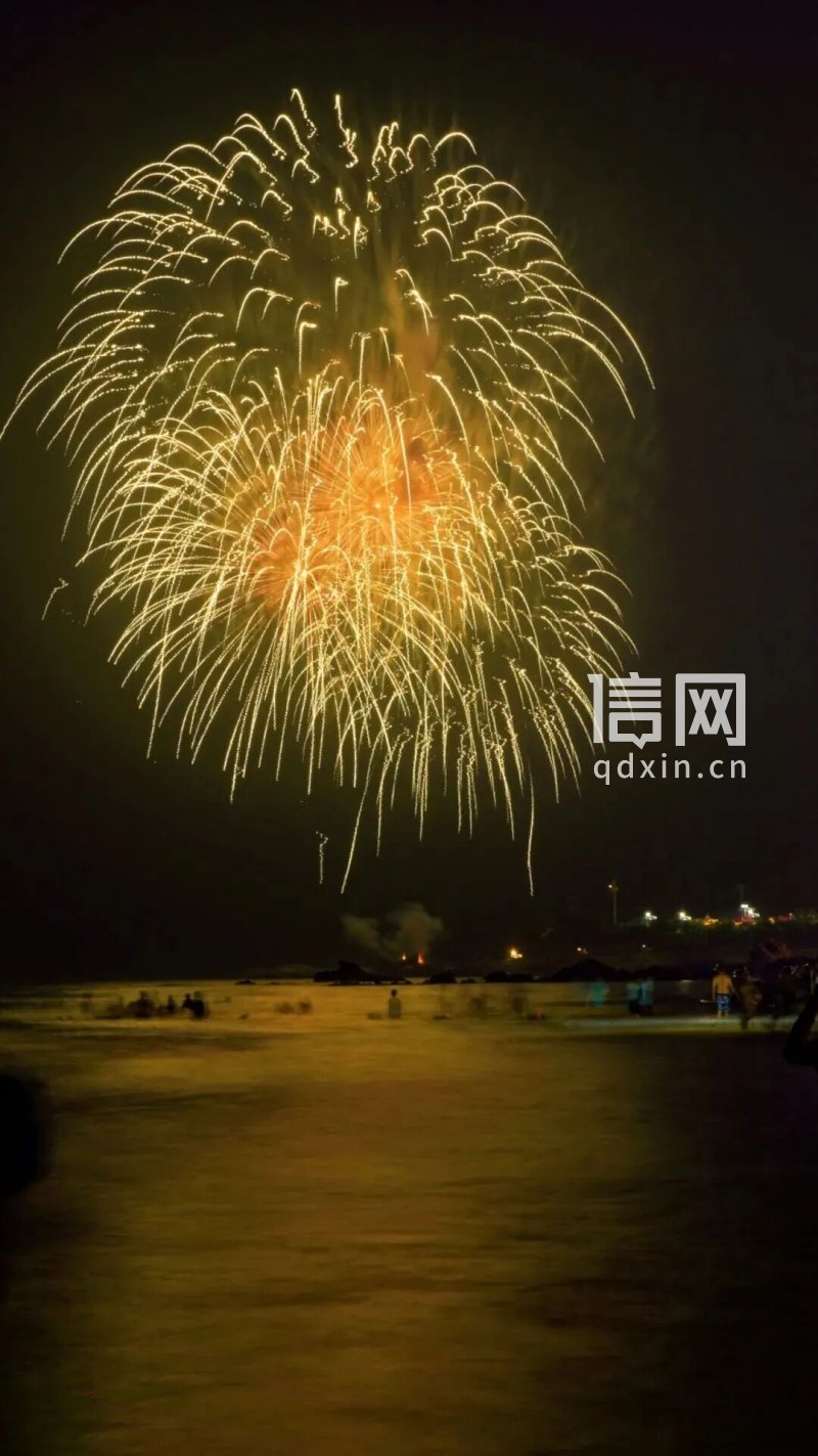 海上烟火秀实拍图。（来源：金沙滩啤酒城）