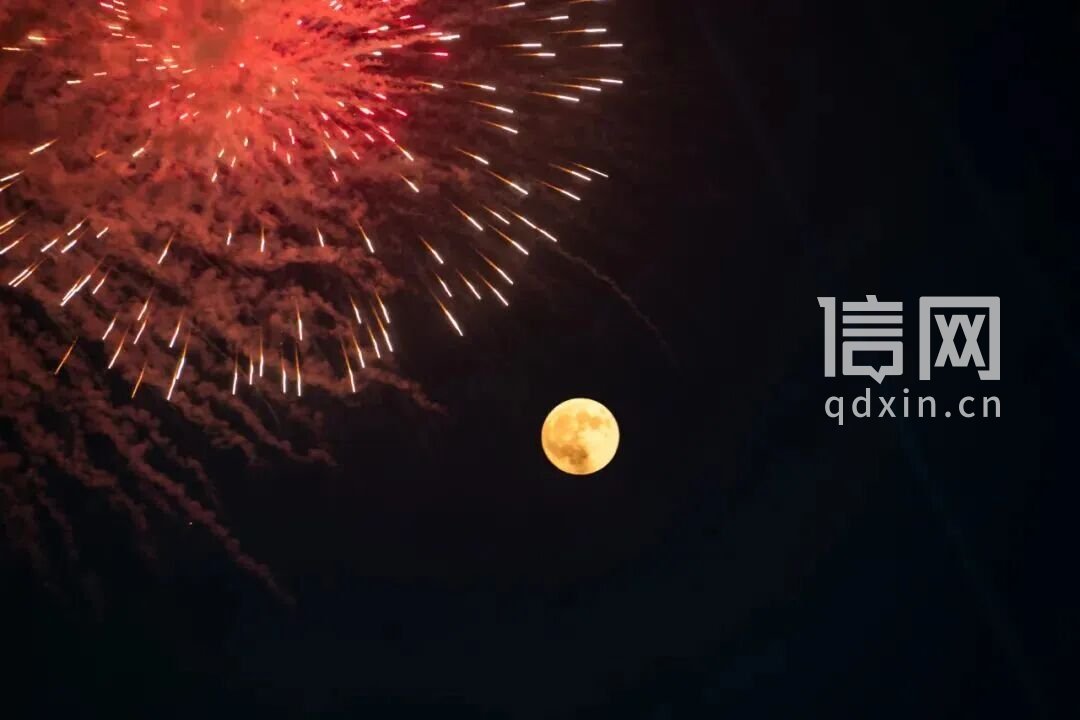 海上烟火秀实拍图。（来源：金沙滩啤酒城）