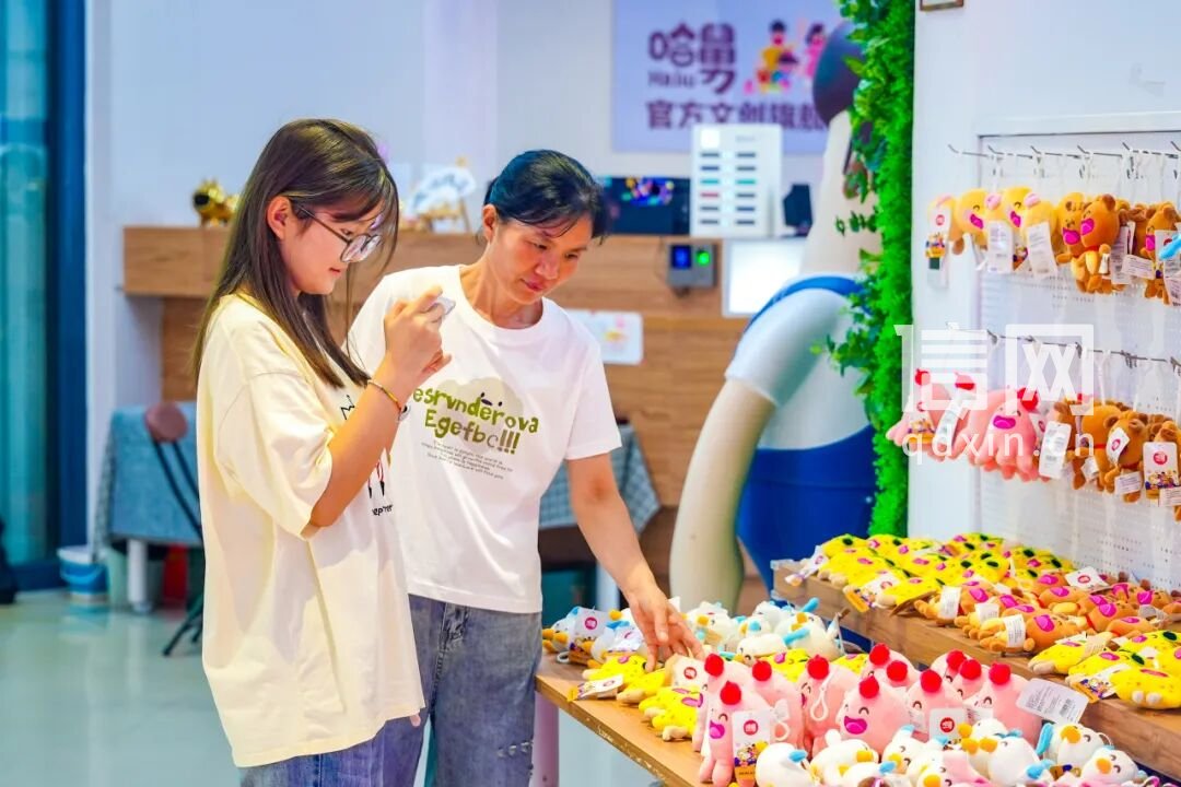 游客在哈舅官方文创旗舰店内挑选产品。（来源：金沙滩啤酒城）