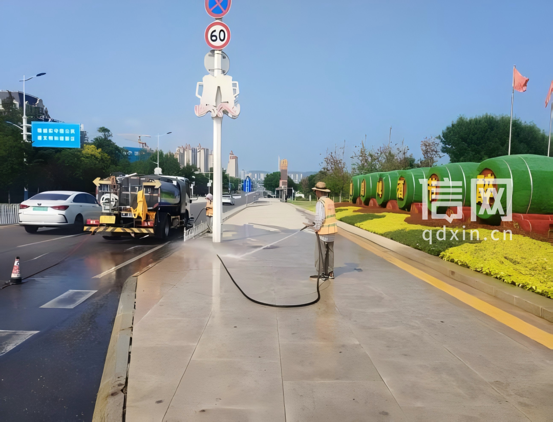 保洁人员冲洗地面。（来源：金沙滩啤酒城）
