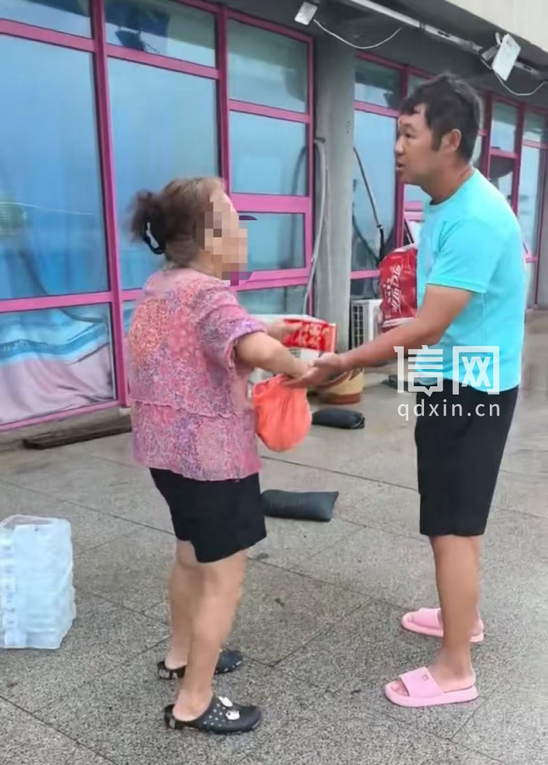 老人守在门口，等了一个多小时，只为向救人者表达感谢。（来源：受访者）