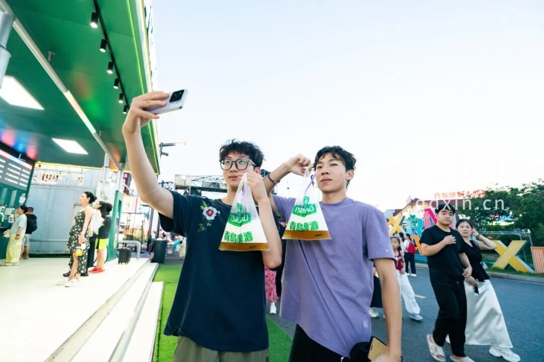 游客打卡啤酒加油站。（来源：金沙滩啤酒城）