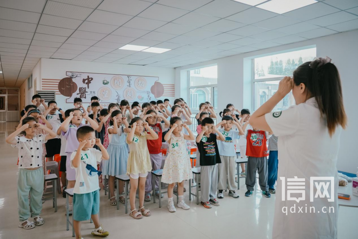平度市人民医院开展职工子女中医文化体验活动。（来源：平度市人民医院）