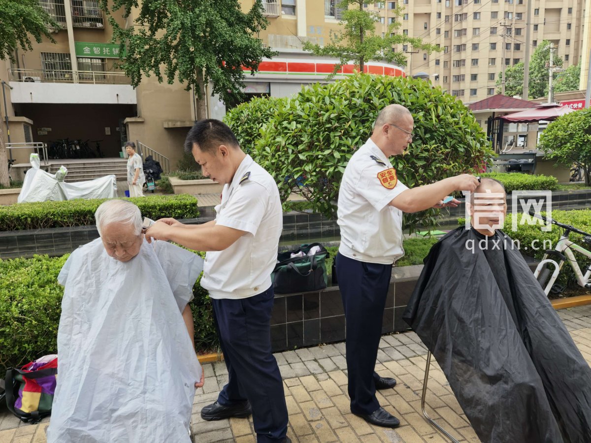 志愿者柳斌（左）、崔恩良（右）为居民理发。（来源：信网）