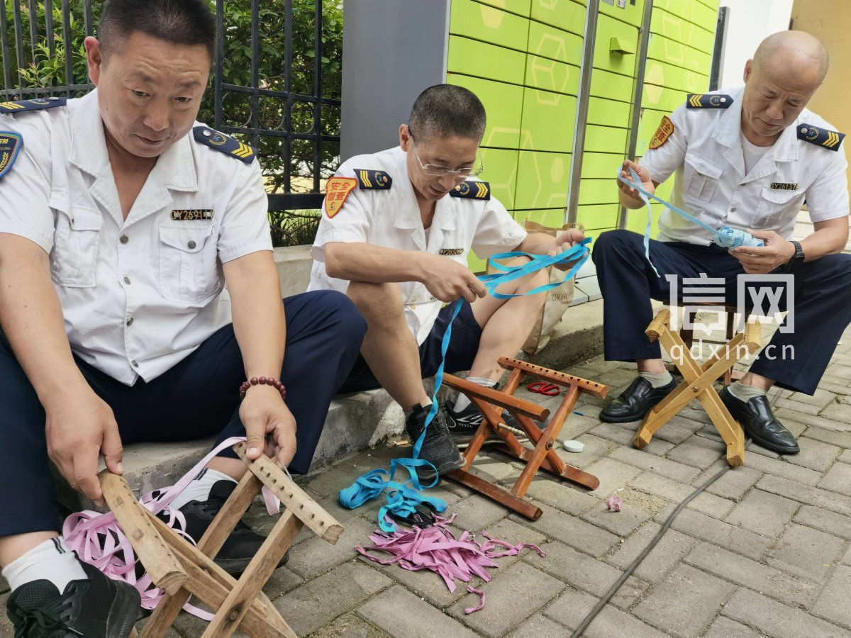 志愿者韩同健、陈笑、刘伟（从左至右）为居民穿马扎。（来源：信网）