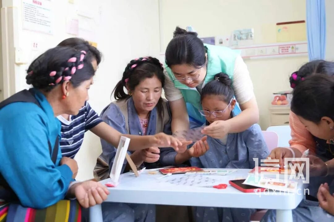 爱心志愿者陪孩子们做手工。（来源：青岛妇儿医院）