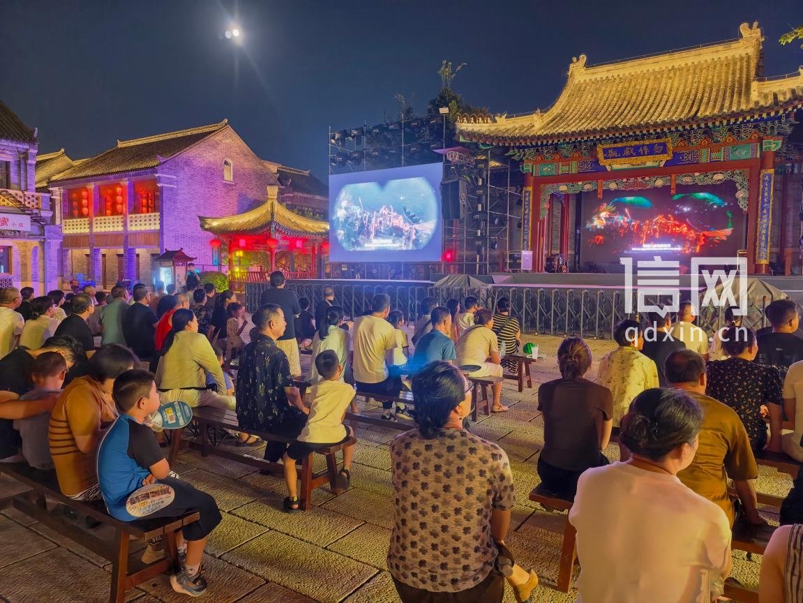 市民游客观看公益电影。（来源：即墨区委宣传部）