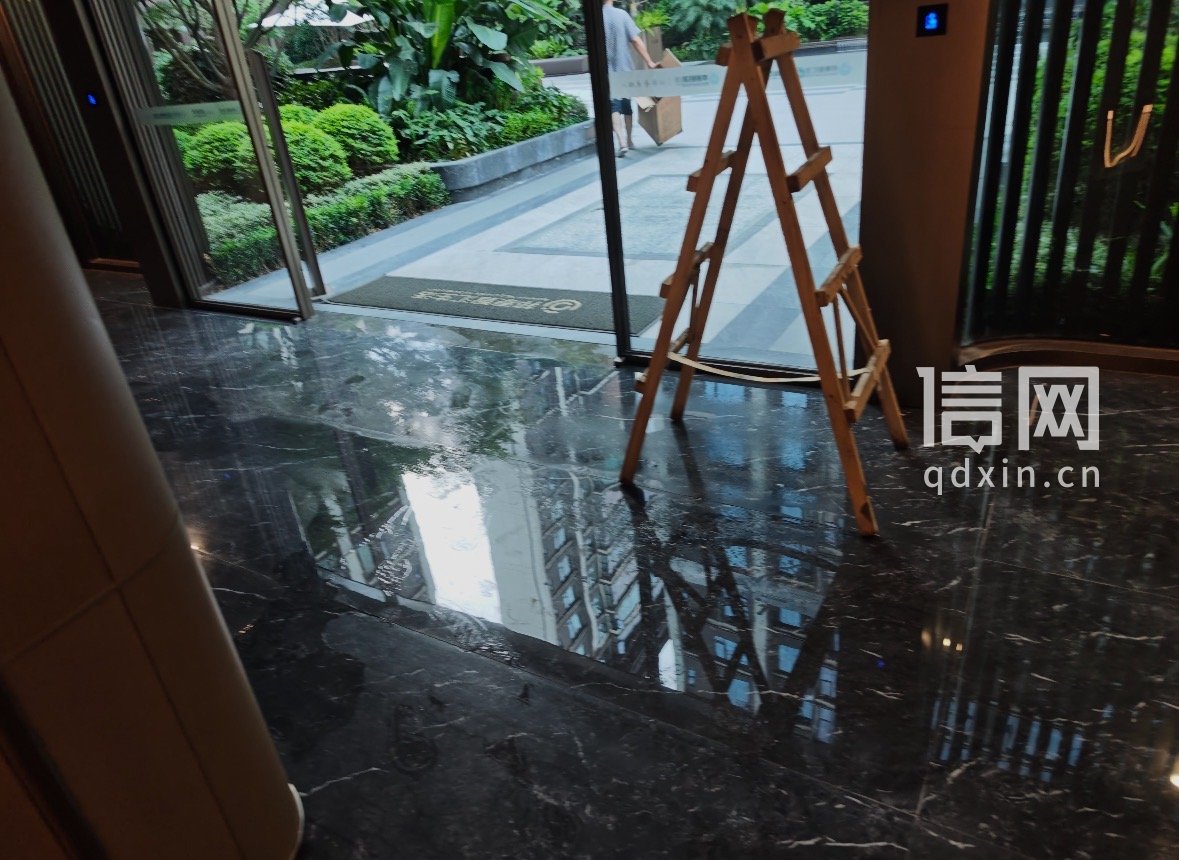 大堂天花板渗漏导致的地面积水。（来源：受访者）
