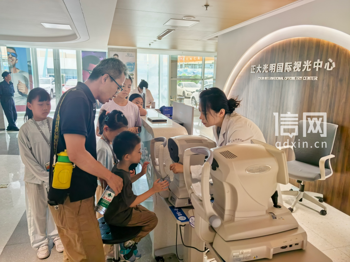 孩子们现场参与视力检测。（来源：珠海路街道）