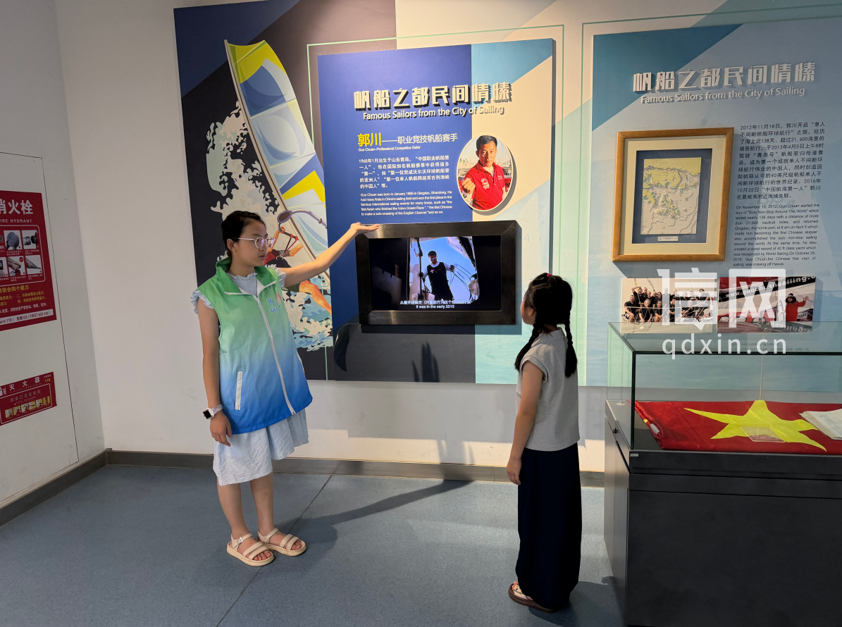 小志愿者为游客进行讲解。（来源：珠海路街道）