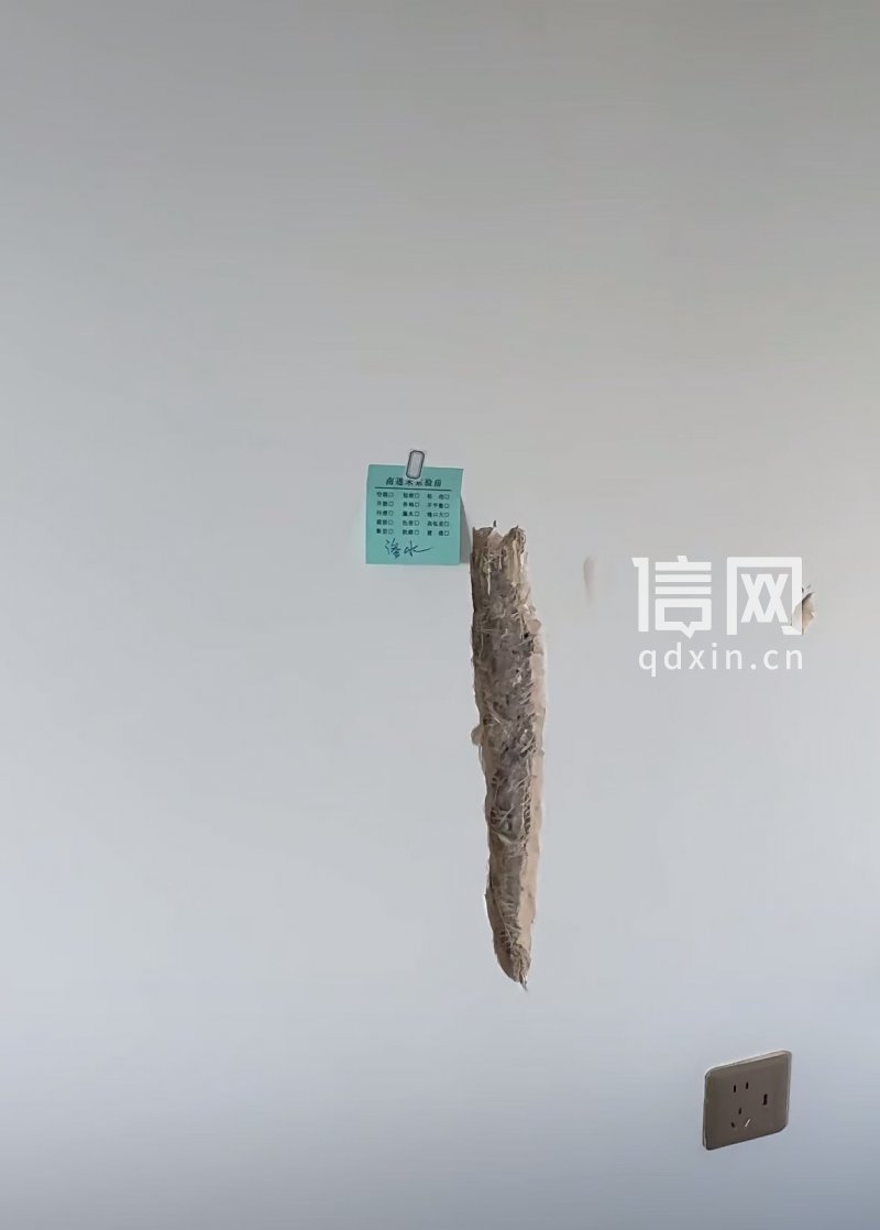 维修工人在朱女士家渗水墙面凿开的口子。 （来源：受访者）
