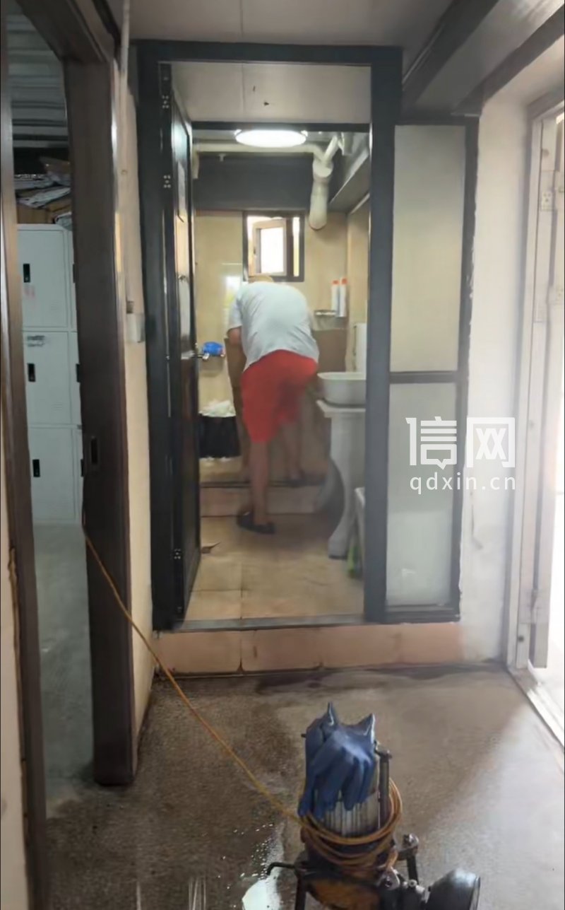 工人师傅在疏通马桶。（来源：受访者）