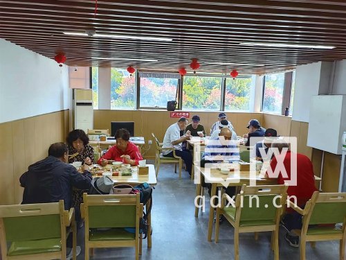 崂山区康城社区养老服务站内老人正在就餐。（来源：崂山区委宣传部）