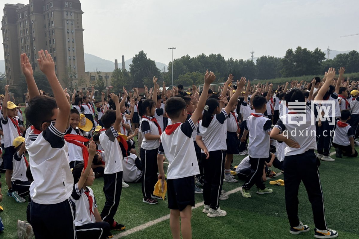 李沧法院走进青岛重庆中路学校开讲开学第一课。（来源：李沧法院）