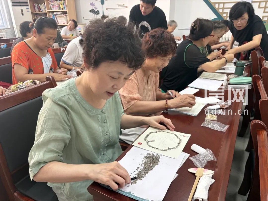 中草药画手工实践。（来源：金家岭街道办）