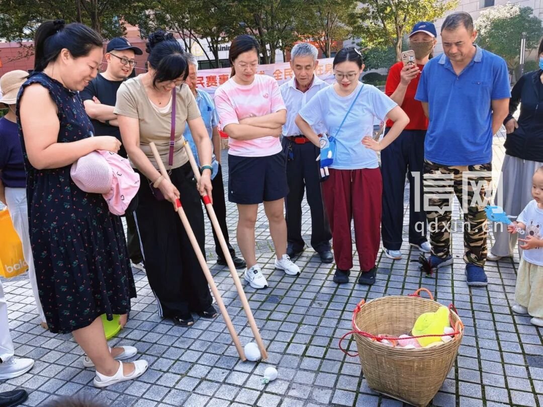 社区居民参与趣味运动。（来源：青岛市体育局）