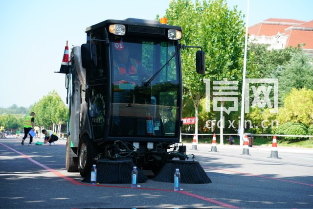 微型车辆保洁障碍作业实操。（来源：青岛市城市管理局）