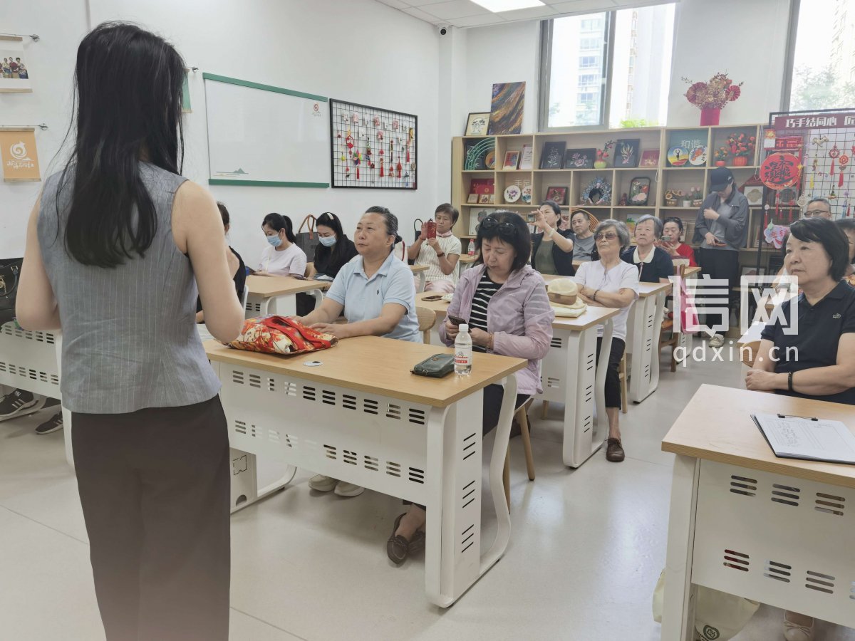 现场居民认真学习法律知识（来源：信网）