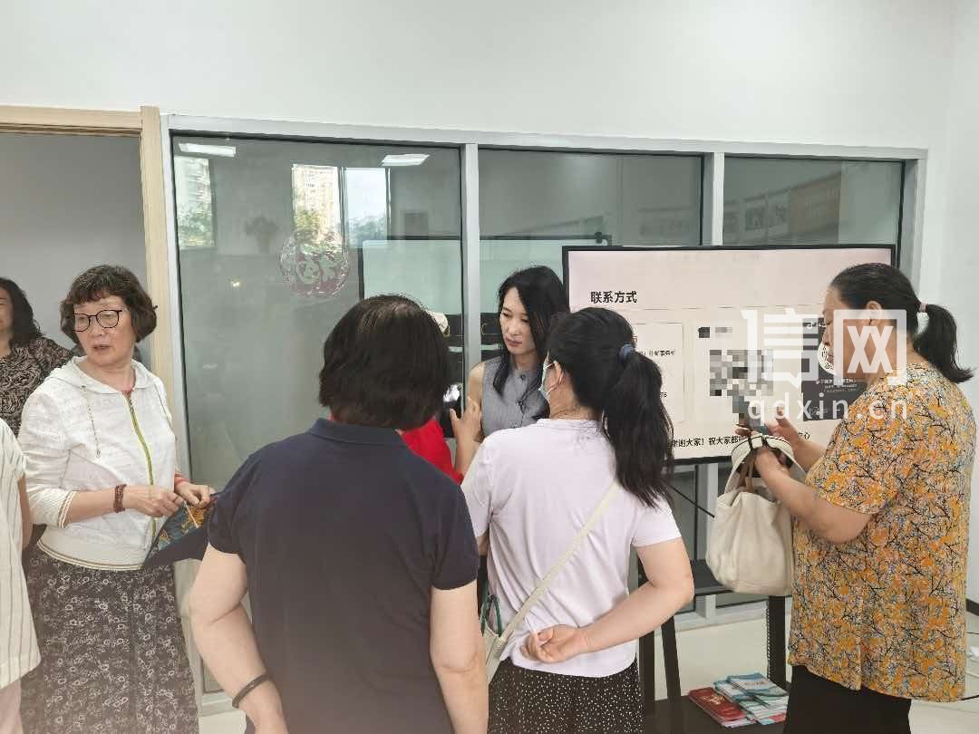讲座结束后，于律师一一解答居民问题（来源：信网）