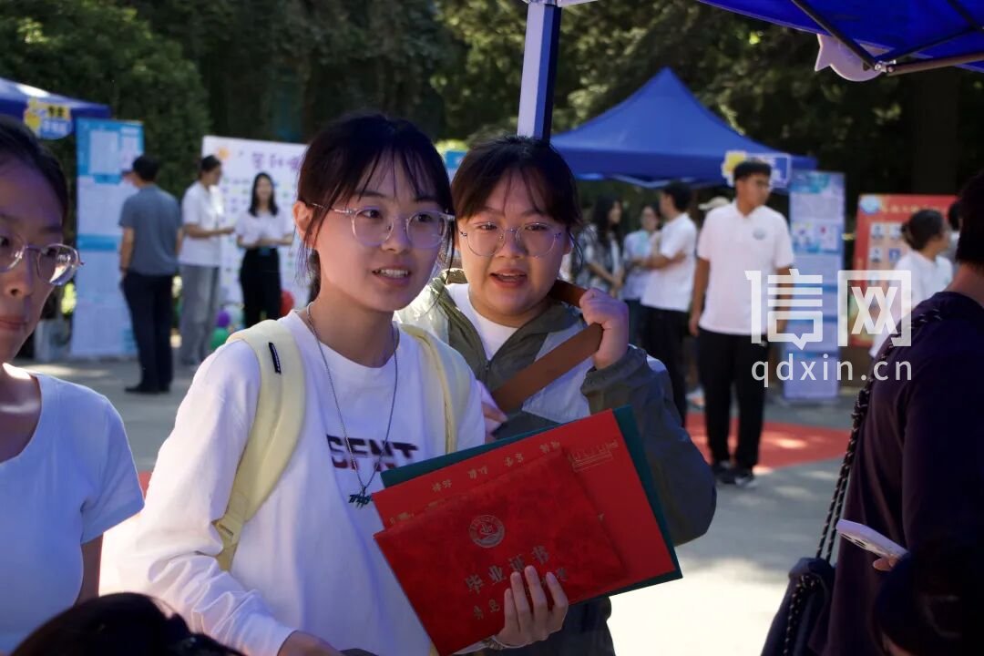 新生入学报到。（来源：青岛科技大学）