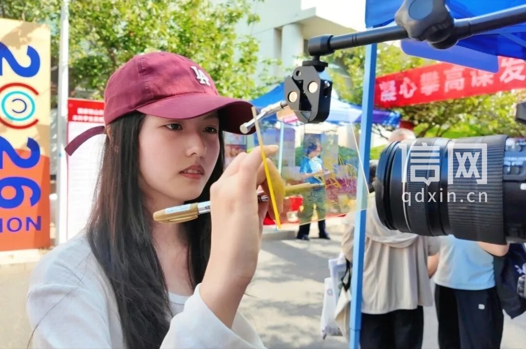 新生入学报到。（来源：青岛科技大学）