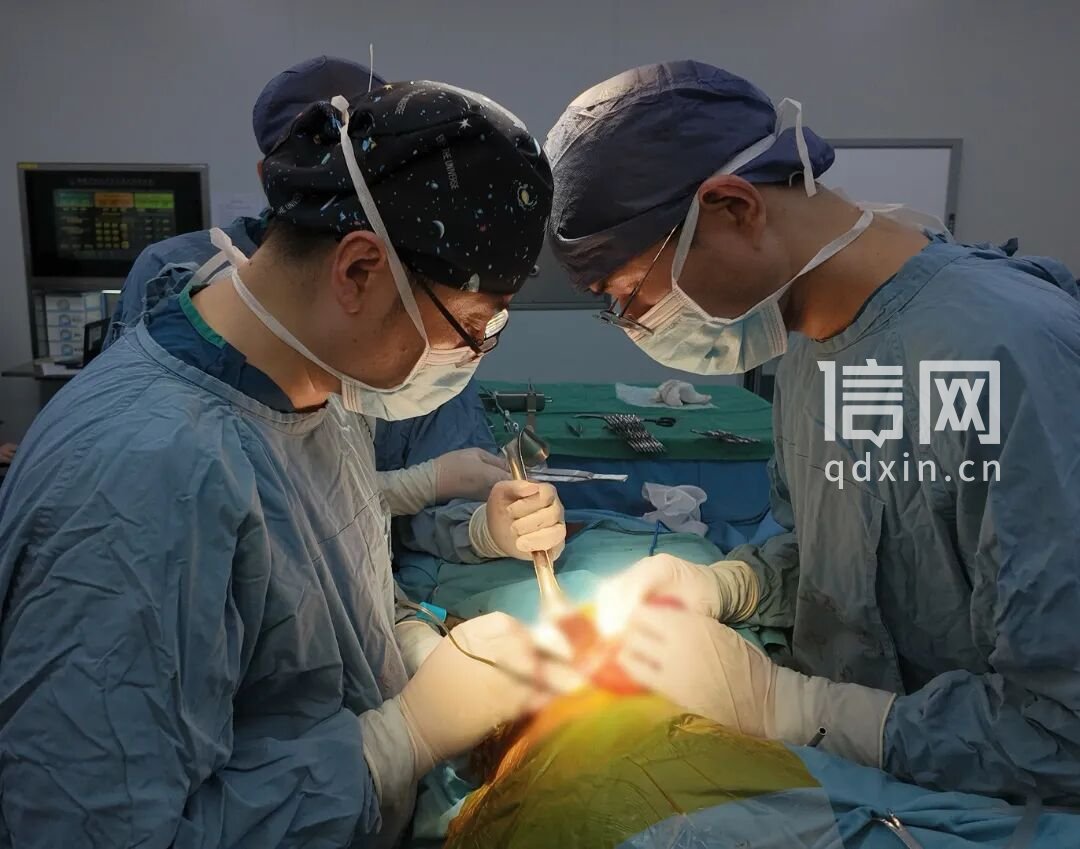 乳腺外科张坚教授团队为患者进行手术。（来源：妇儿医院）