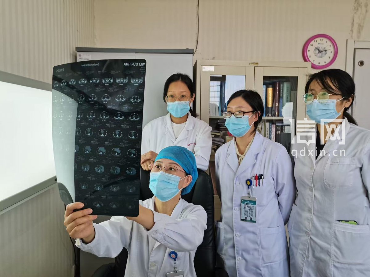 李伟主任分析患者影像学资料。（来源：康复大学青岛中心医院）