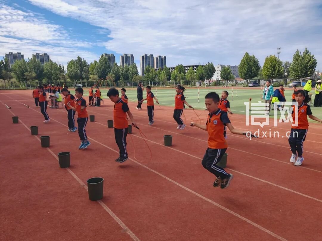 学生参与体测。（来源：青岛市体育局）