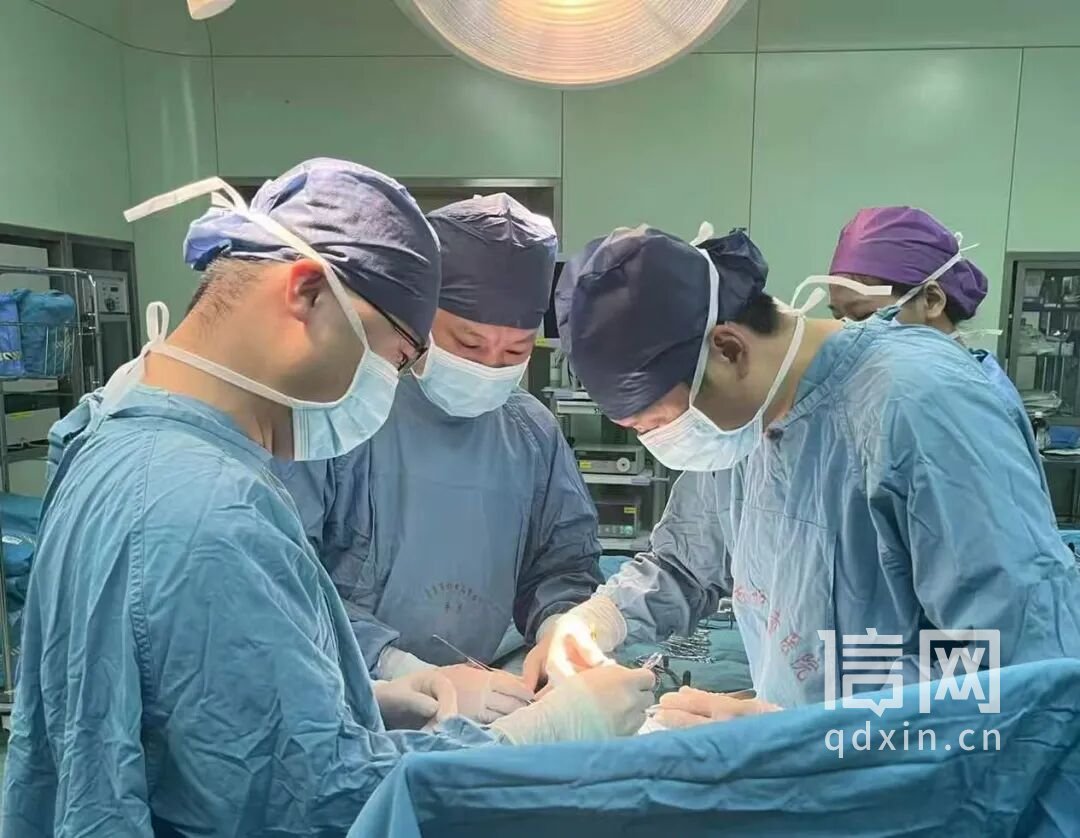 小儿泌尿外科专家团队为患儿治疗。（来源：青岛妇儿医院）